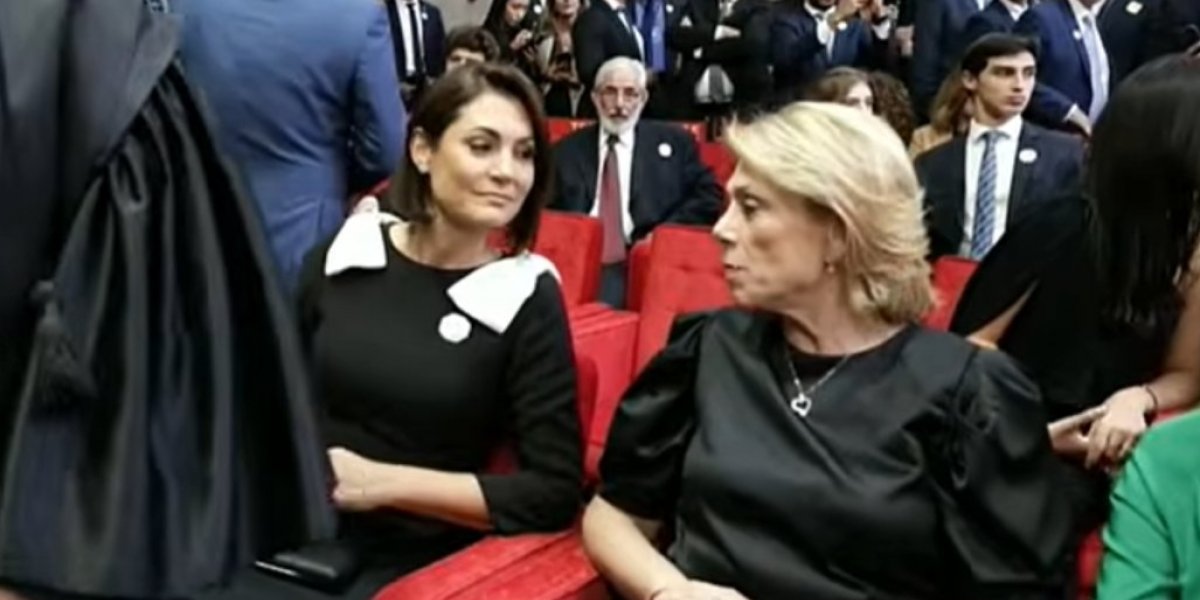 Michele Bolsonaro e Viviane de Moraes sentam-se lado a lado em cerimônia no TSE