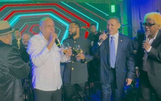 Nunes Marques solta a voz após posse no TSE e canta ao lado de sambistas em jantar