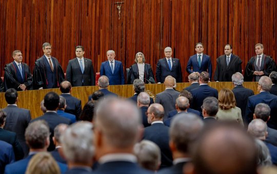Alcolumbre não aplaude Jorge Messias em posse no TSE e gesto chama atenção