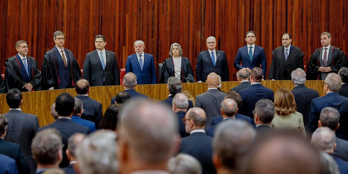 Alcolumbre não aplaude Jorge Messias em posse no TSE e gesto chama atenção