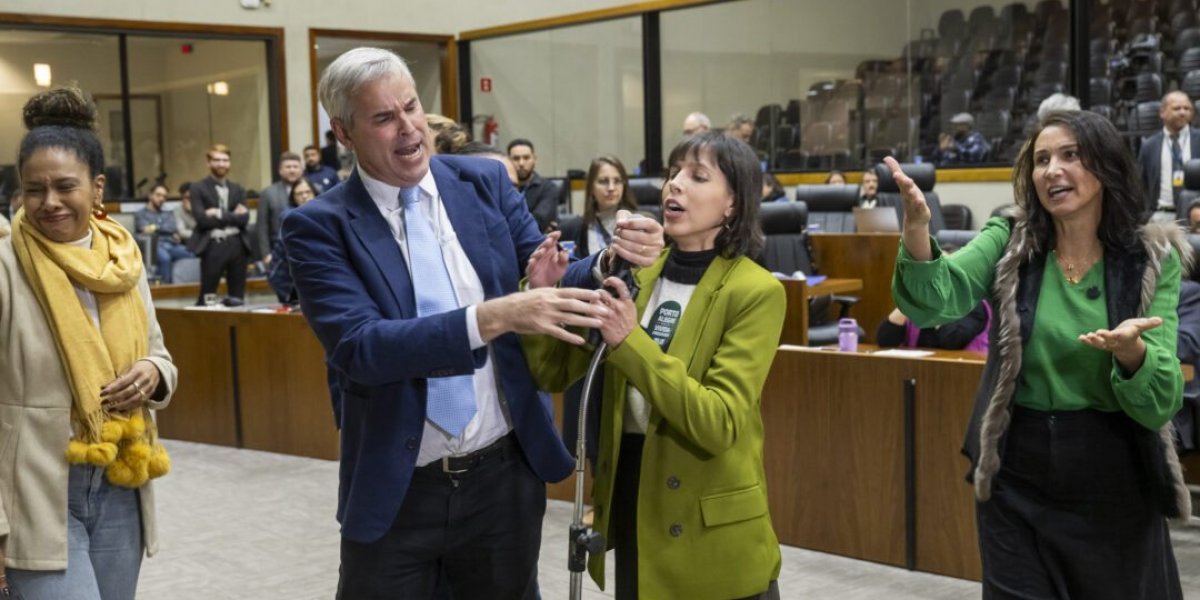 Vereadora tem microfone arrancado por vereador após mostrar áudio de Flávio Bolsonaro