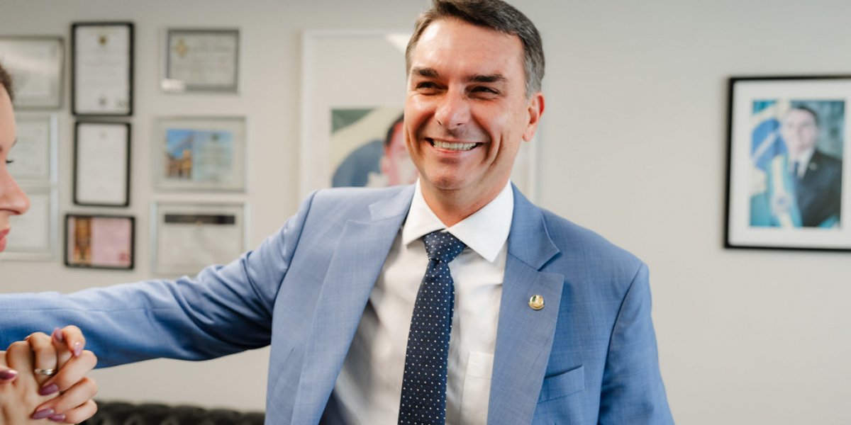 Flávio Bolsonaro diz que Vorcaro deu R$ 160 milhões para Luciano Huck e questiona: 'Era dinheiro sujo?'