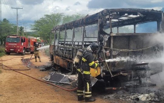 Ônibus escolar pega fogo na zona rural de Glória e Corpo de Bombeiros é acionado