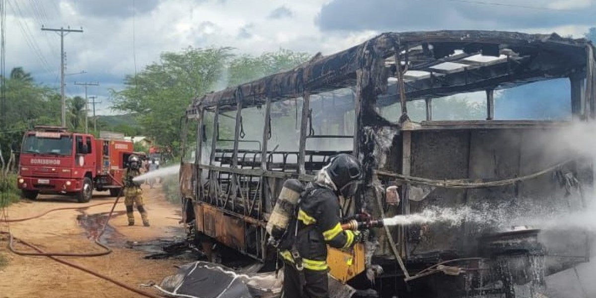 Ônibus escolar pega fogo na zona rural de Glória e Corpo de Bombeiros é acionado