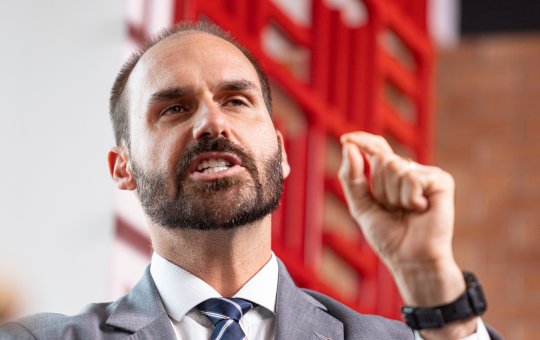 Eduardo Bolsonaro nega ter atuado no financeiro em produção de filme sobre seu pai