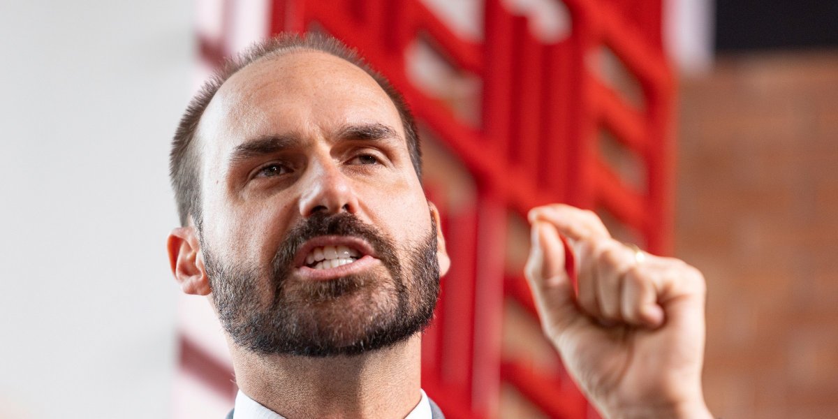 Eduardo Bolsonaro nega ter atuado no financeiro em produção de filme sobre seu pai 