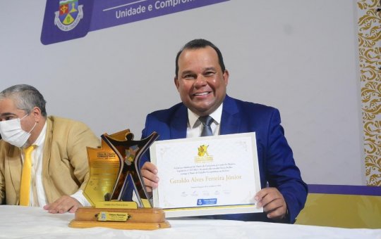 Geraldo Júnior recebe o título de cidadão conquistense em solenidade