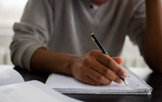 Escrever à mão está desaparecendo e estudos alertam para impactos do uso de telas