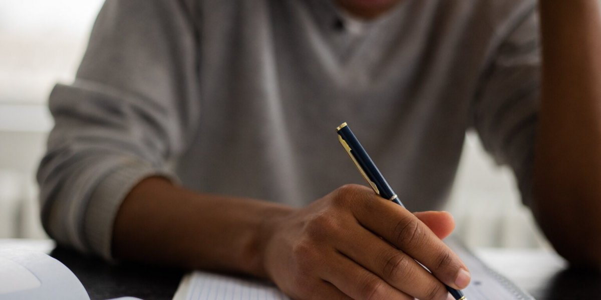 Escrever à mão está desaparecendo e estudos alertam para impactos do uso de telas