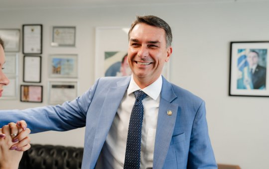 Caso seja eleito, Flávio Bolsonaro diz que condenados do 8 de janeiro vão subir a rampa do Planalto