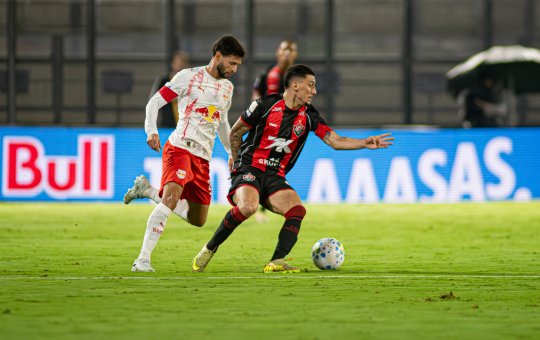 Vitória perde para o Bragantino e chega ao oitavo jogo sem vencer fora de casa no Campeonato Brasileiro