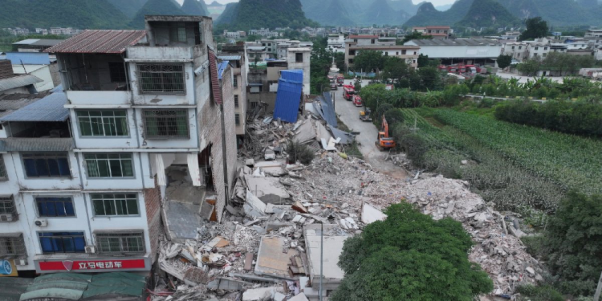 Terremoto de magnitude 5 atinge a China, deixa mortos e destrói prédios