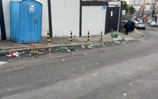 Radialista denuncia lixo e “fedentina” em frente a emissora após festa no bairro da Federação