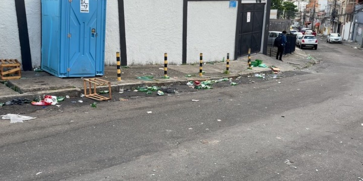 Radialista denuncia lixo e “fedentina” em frente a emissora após festa no bairro da Federação