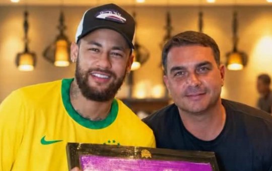 Após convocação de Neymar para Copa do Mundo, Flávio Bolsonaro posta foto com o jogador