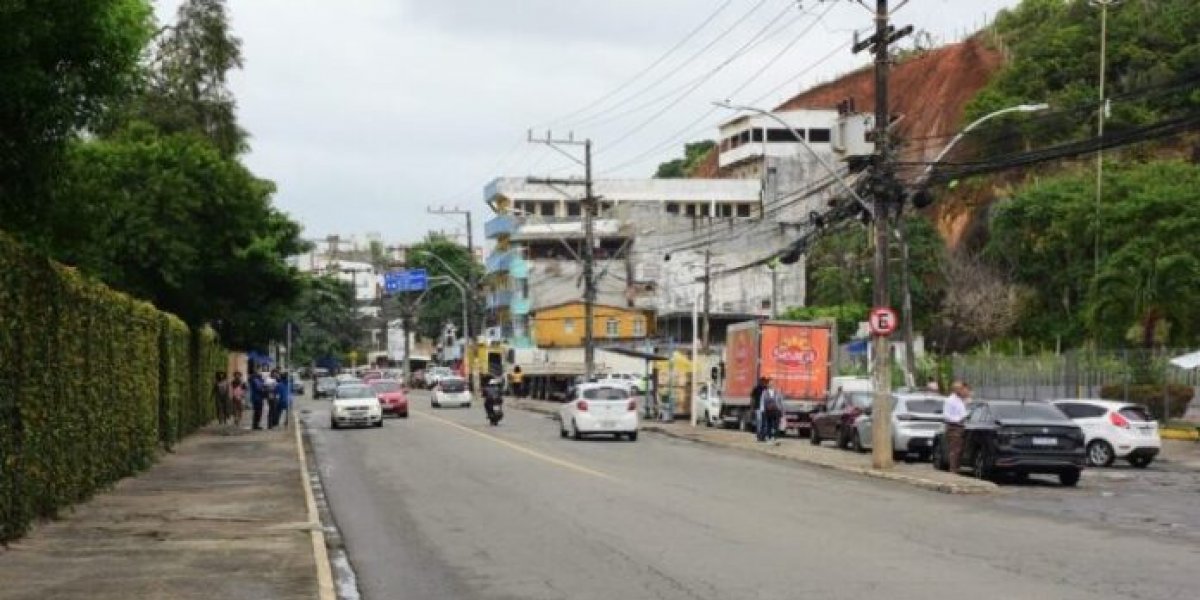 Homem é encontrado morto com sangramento na Avenida Jorge Amado, no Imbuí