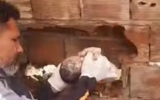 Recém-nascido é resgatado com vida em vão entre paredes de casas na Paraíba