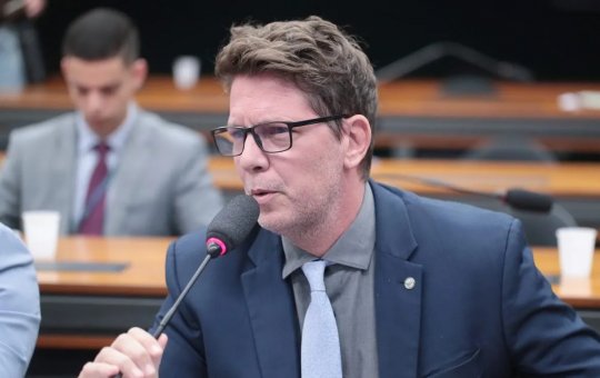STF volta a falhar ao tentar intimar Mario Frias em investigação sobre filme de Bolsonaro