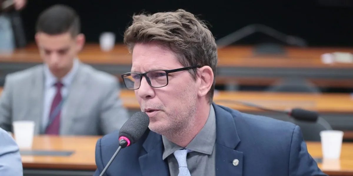 STF volta a falhar ao tentar intimar Mario Frias em investigação sobre filme de Bolsonaro