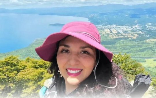 Mulher morre após escalar vulcão durante viagem de aniversário
