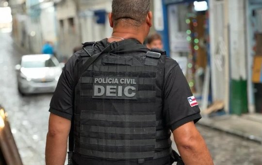 Pintor corporal é preso no Pelourinho suspeito de extorsão contra turistas em Salvador
