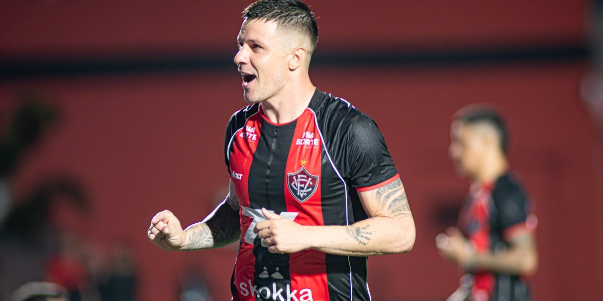 Renato Kayzer comemorando um dos gols contra o ABC