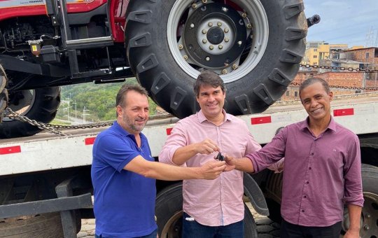 Deputado Niltinho entrega trator em Cruz das Almas