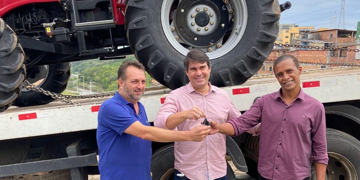 Deputado Niltinho entrega trator em Cruz das Almas