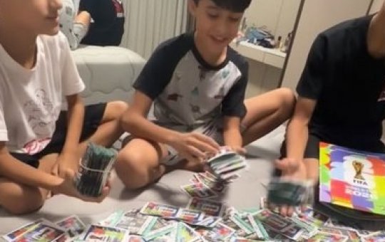  Mãe compra 14 mil figurinhas para filho completar álbum da Copa do Mundo