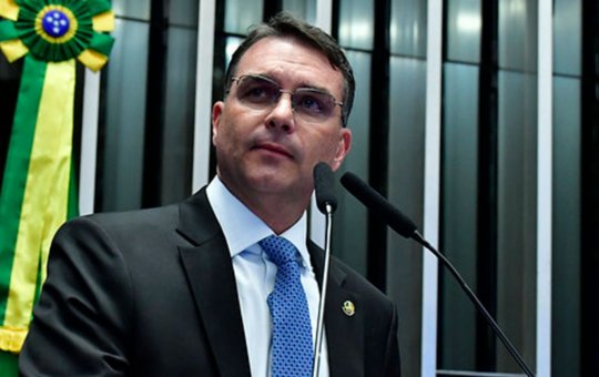 Flávio Bolsonaro prepara viagem aos EUA para reunião com Trump