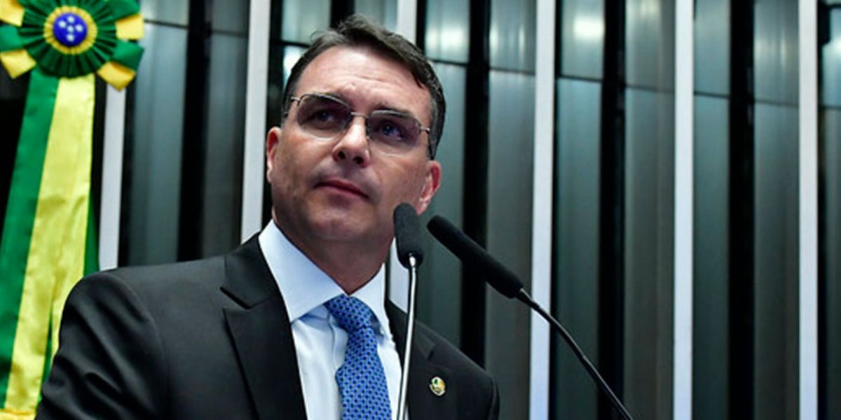 Flávio Bolsonaro prepara viagem aos EUA para reunião com Trump