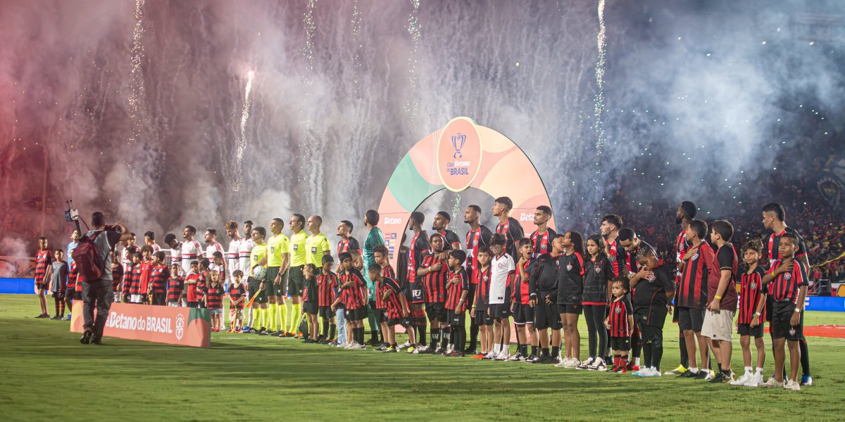 Durante pausa para Copa do Mundo, Vitória prepara saída de jogadores visando o segundo semestre