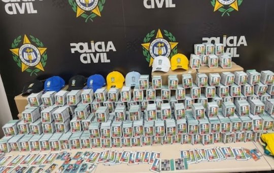 Polícia apreende 200 mil figurinhas falsas da Copa de 2026 no Rio de Janeiro