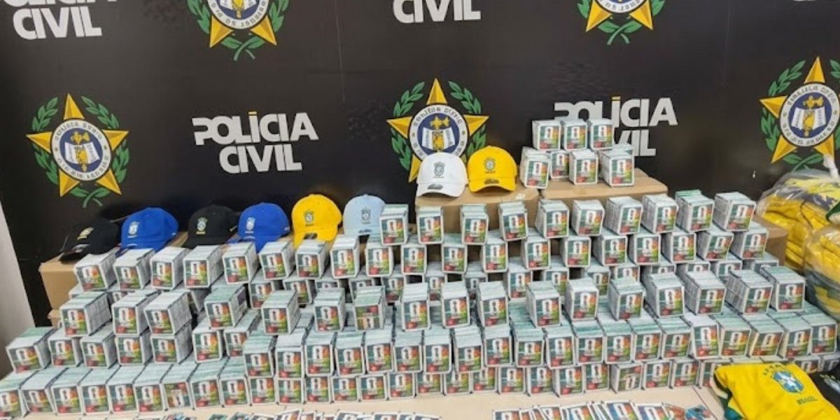 Polícia apreende 200 mil figurinhas falsas da Copa de 2026 no Rio de Janeiro