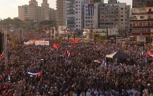 Milhares de cubanos protestam em frente à embaixada dos EUA em Havana