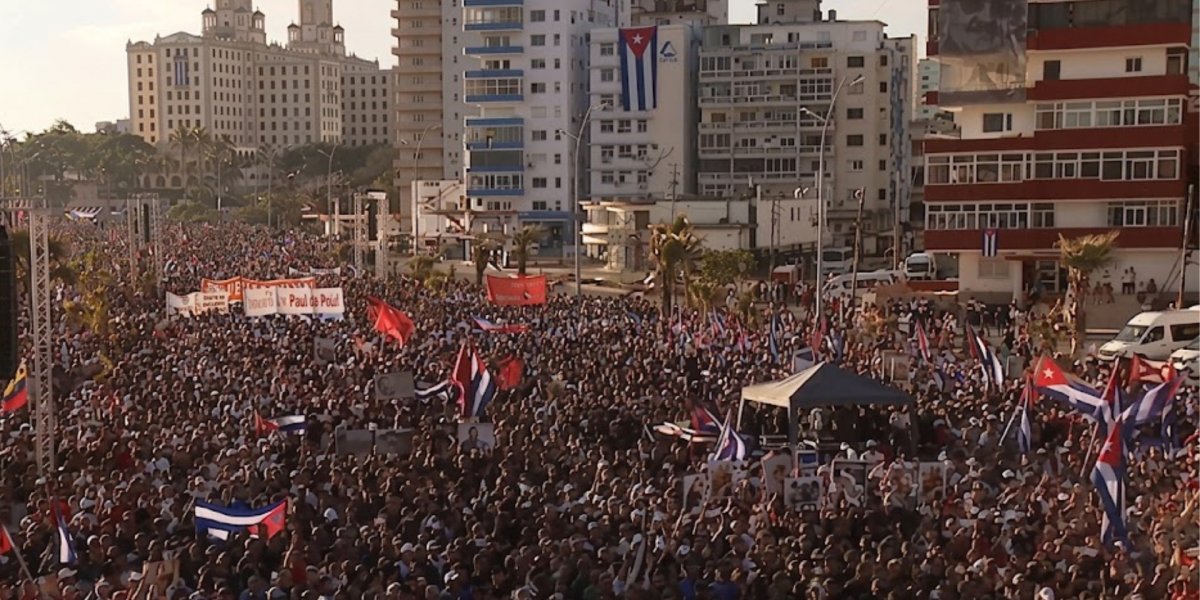 Milhares de cubanos protestam em frente à embaixada dos EUA em Havana