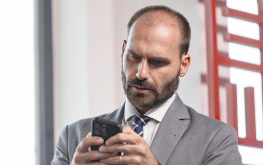 Eduardo Bolsonaro aciona polícia dos EUA após presença de repórter do Intercept em frente à sua casa
