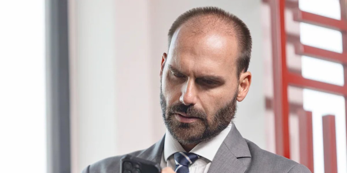 Eduardo Bolsonaro aciona polícia dos EUA após presença de repórter do Intercept em frente à sua casa