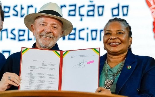 Lula se emociona após homenagem de Margareth Menezes em evento