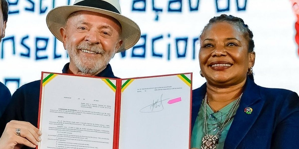 Lula se emociona após homenagem de Margareth Menezes em evento