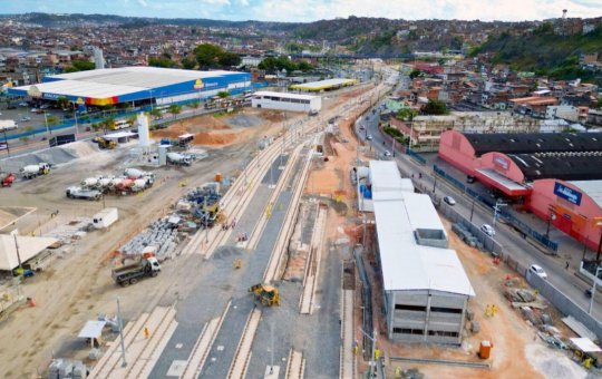 Obras do VLT vão interditar trecho da BR-324 durante madrugadas em Salvador