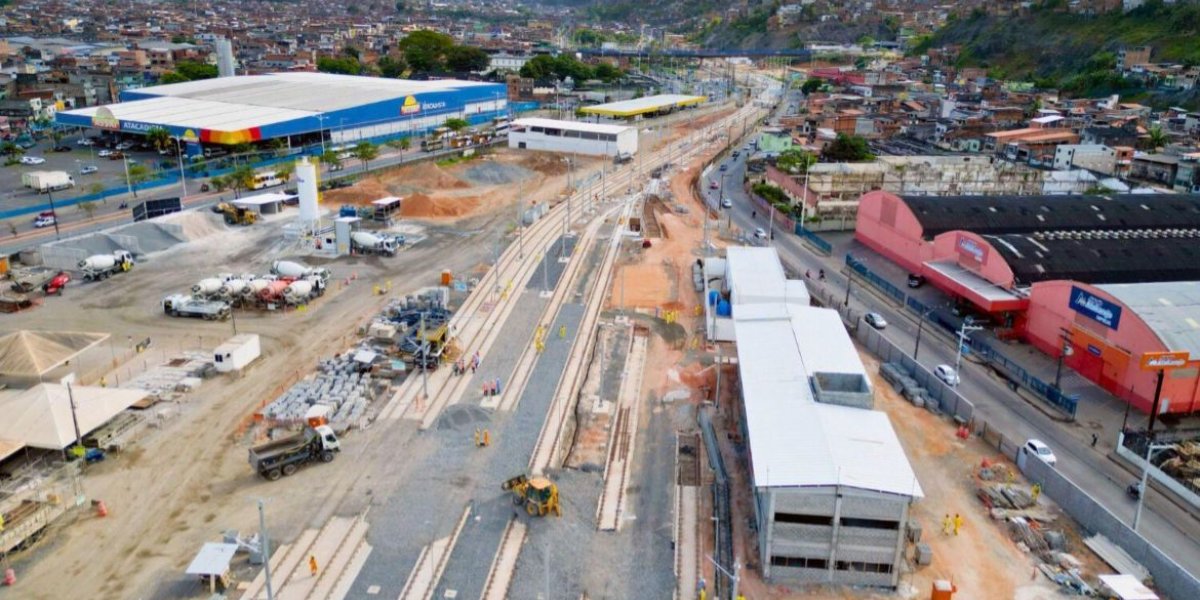 Obras do VLT vão interditar trecho da BR-324 durante madrugadas em Salvador