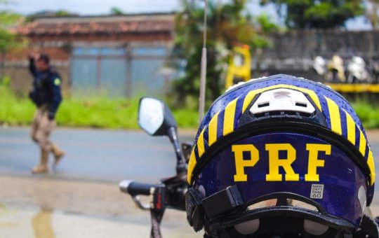 Homem morre em grave acidente entre moto e carreta na BR-116