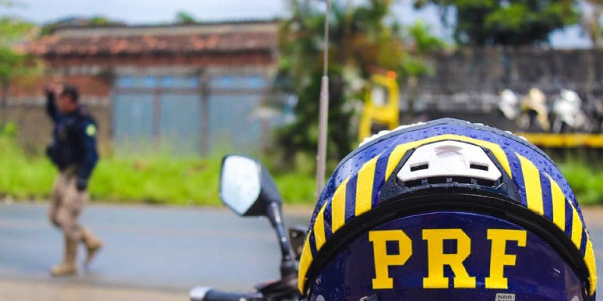 Homem morre em grave acidente entre moto e carreta na BR-116
