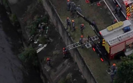 Acidente na Avenida do Estado em SP deixa carro submerso em rio
