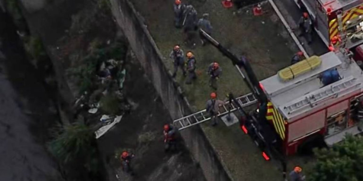 Acidente na Avenida do Estado em SP deixa carro submerso em rio