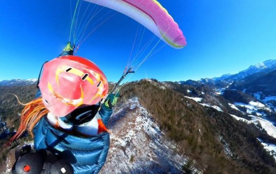 Avião atinge mulher em parapente em pleno voo e ela sobrevive após colisão