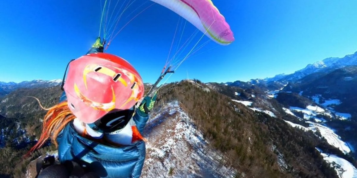 Avião atinge mulher em parapente em pleno voo e ela sobrevive após colisão