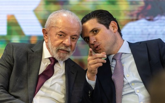 Lula e Hugo Motta discutem PEC que prevê fim da escala 6x1