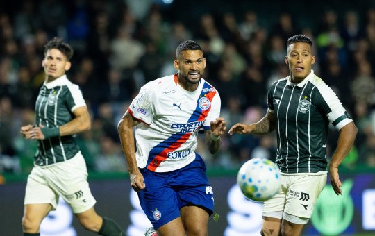 Bahia sai na frente, mas leva virada do Coritiba e chega ao 8º jogo consecutivo sem vencer na temporada